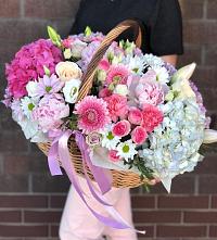 Композиция солнечный день в Злынке Цветочная композиция из Розы, Хризантемы, Пионы и Лизиантусы в корзине в Злынке