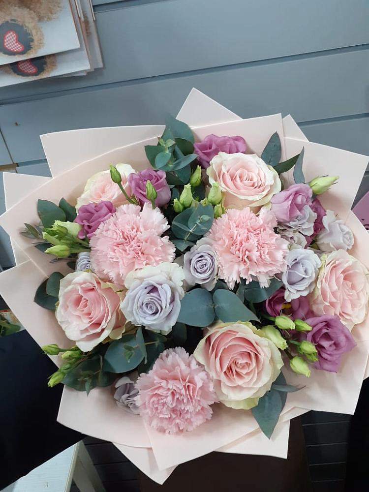 Букет цветов из: Розы, Гвоздики и Лизиантусы в Злынке